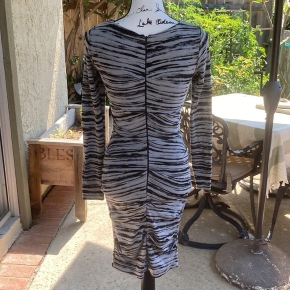 Artelier Nicole Miller Scratch Point Ruched Dress Size P - Picture 3 of 5